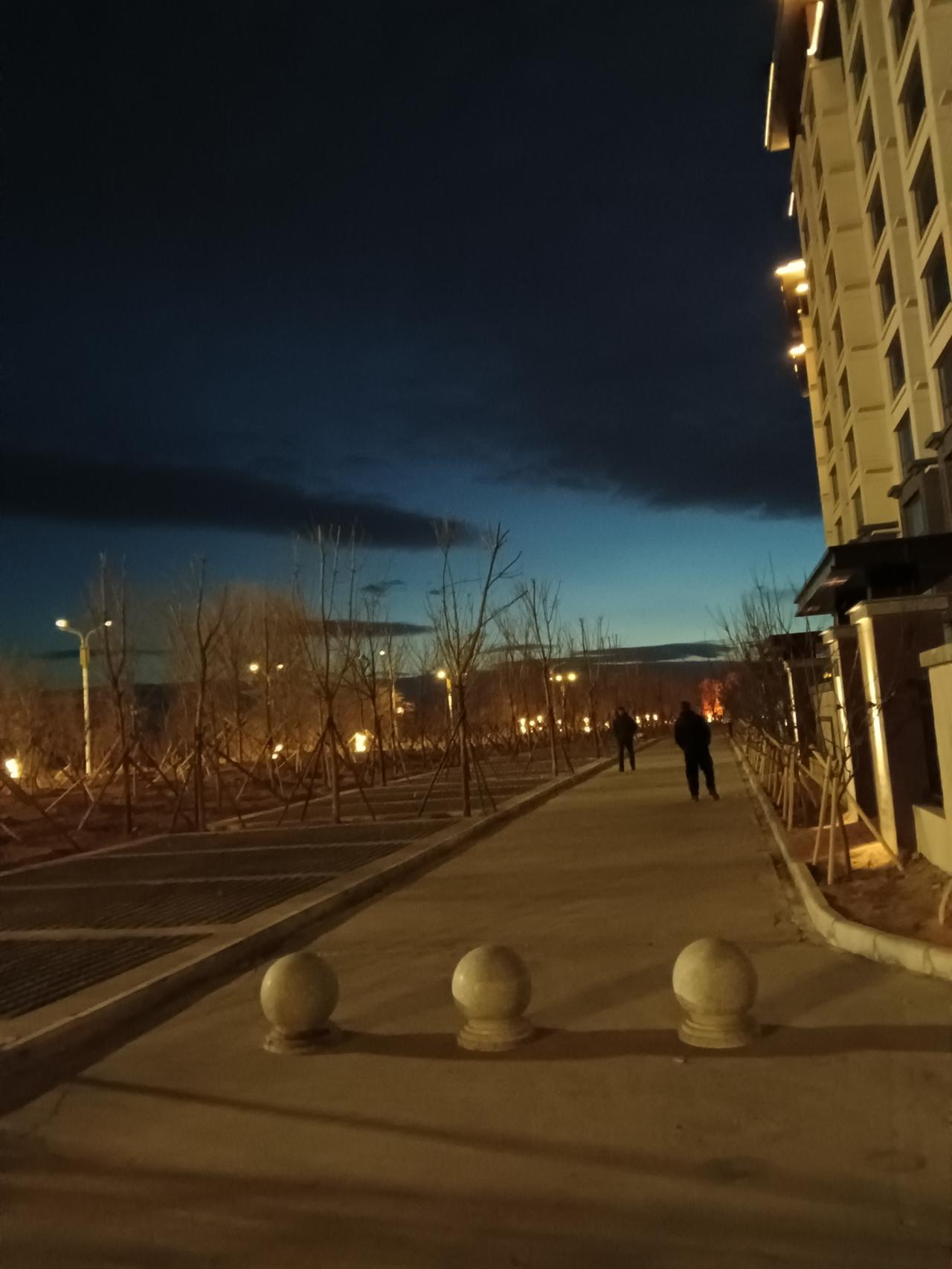 黄昏漫步，静享城市一隅的宁静与美好。