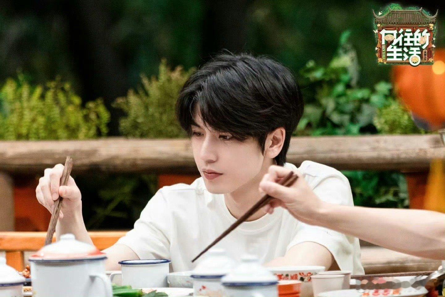 原来张凌赫也是扁头，在节目里羡慕彭昱畅的圆脑袋哈哈哈……