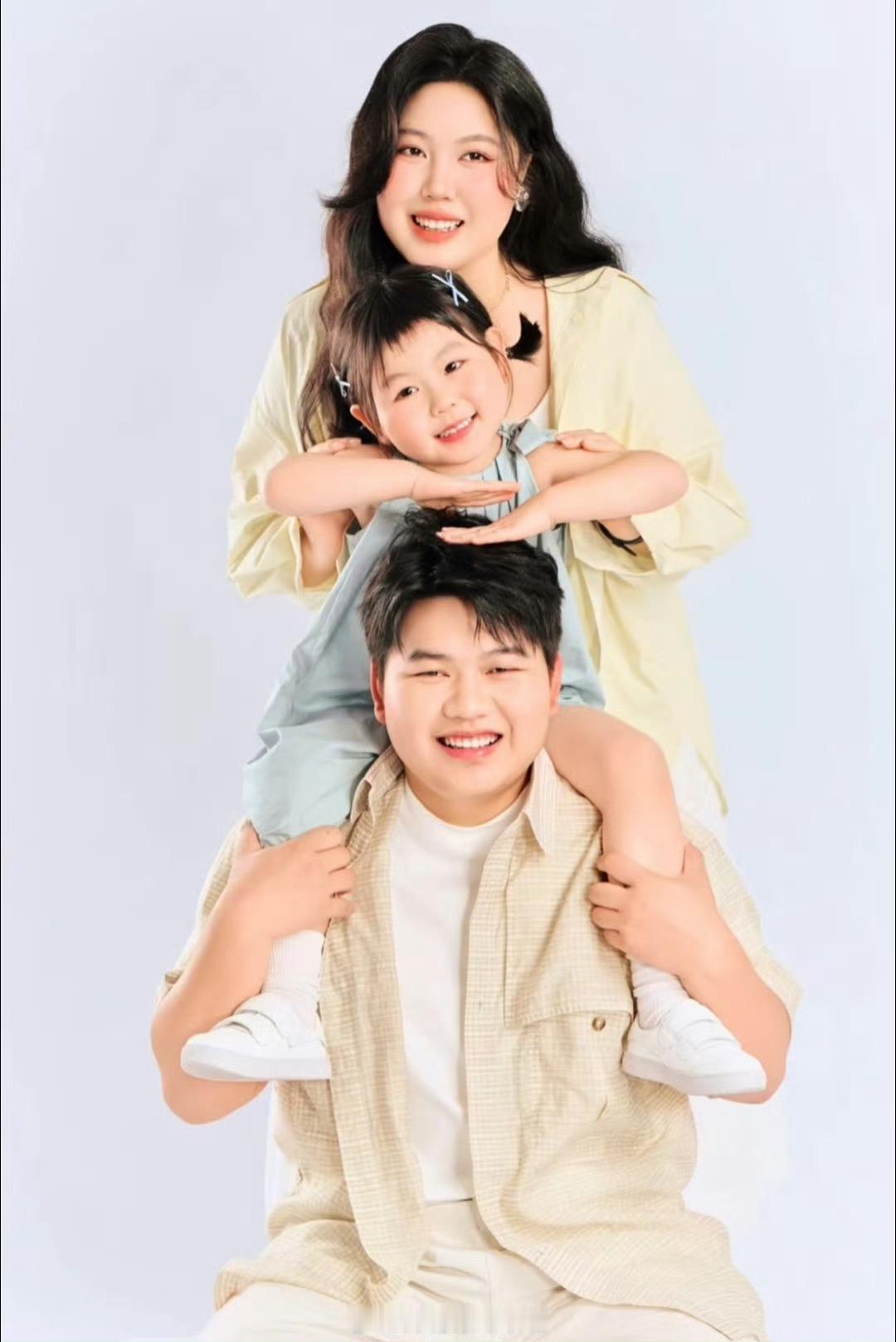 瑶一瑶摆拍后一年掉粉近120万其实挺喜欢瑶一瑶但是对她父母有时候真的有点反感。。