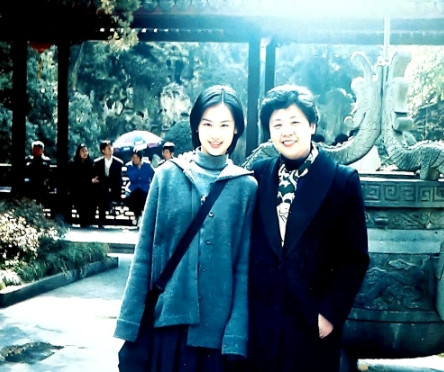 黄圣依发长文谈母女相处，文笔真好啊，提到自己的妈妈字里行间都是骄傲！以前听我