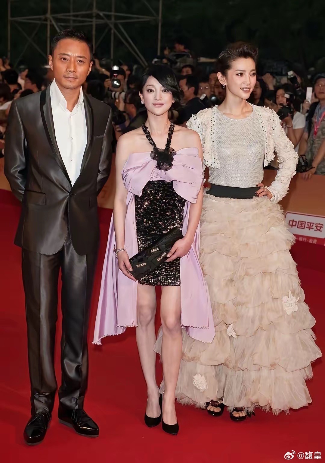 红毯旧照，张涵予、周迅、李冰冰同台出镜，穿搭风格反差鲜明，各展独特气质。