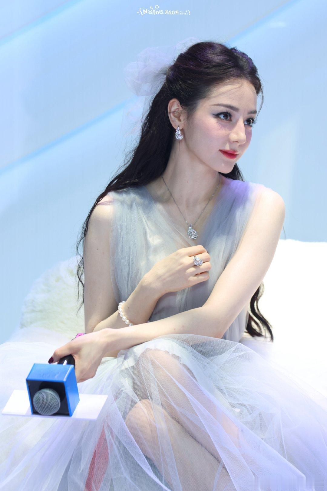 迪丽热巴顶住了大顶光迪丽热巴24K纯生图😘😘​​​