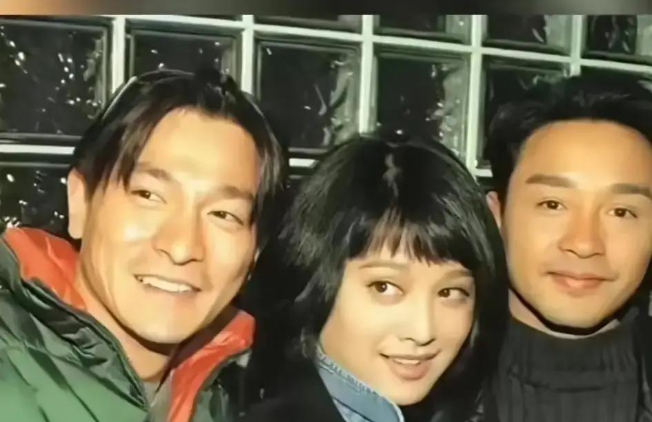 别再盯着中间那张脸了，她是谁根本不重要。查小欣戳破真相：93年TVB台庆后台，