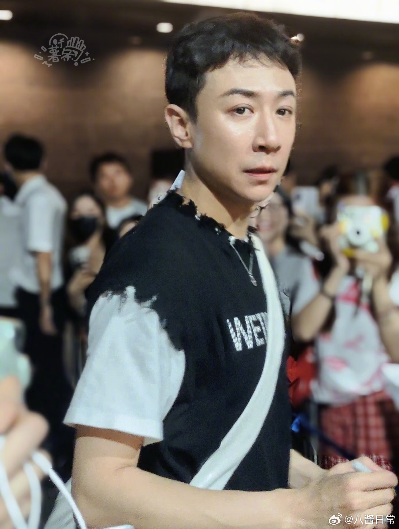 张维伊换造型了，刘海剪了，耳机也不带了张维伊换造型​​​