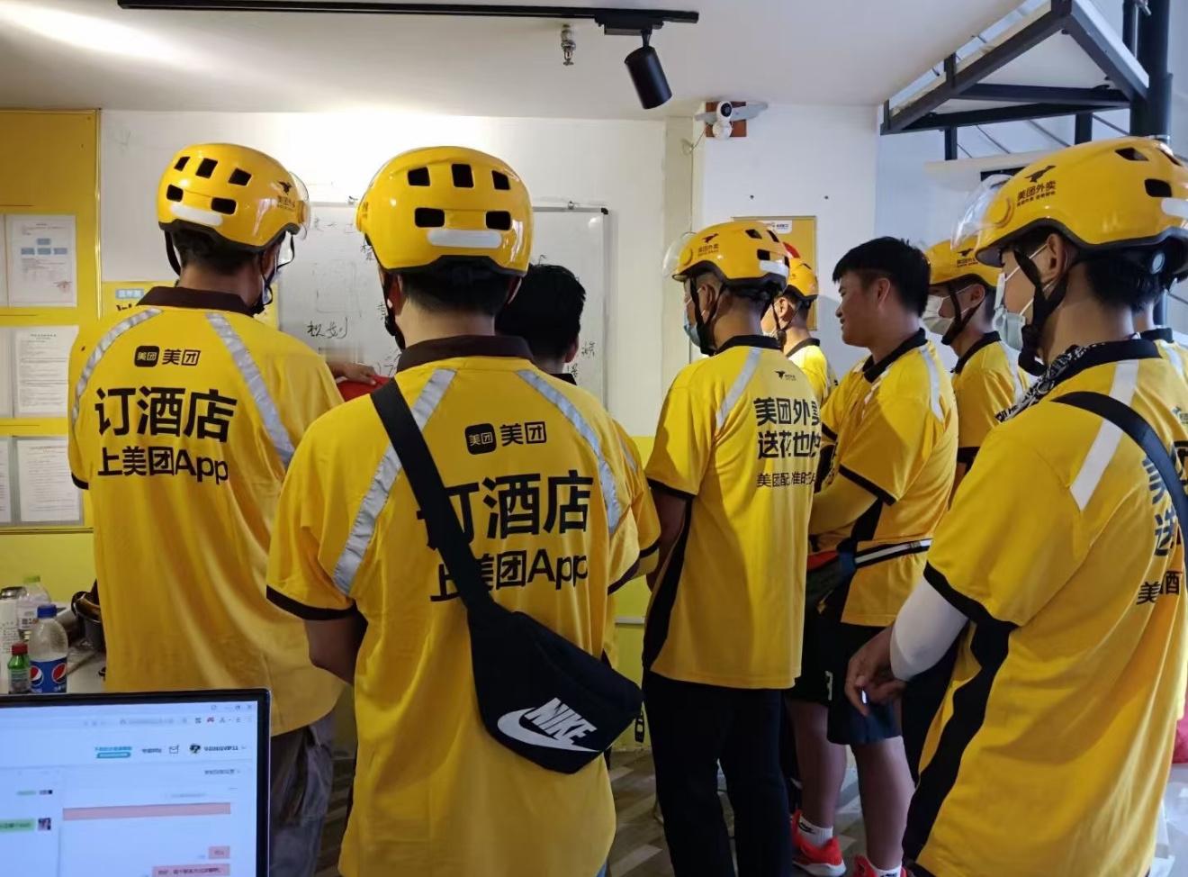 骑手比普通打工族一年多干4个月的活很多人都说跑外卖没心事，就骑车送送外卖。但他