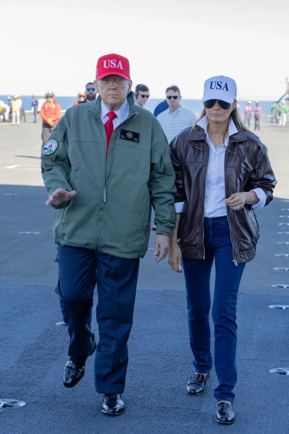 美国第一夫人梅拉尼娅还是会穿搭，一件皮夹克，一件白衬衫，一条紧身牛仔裤，一双真皮