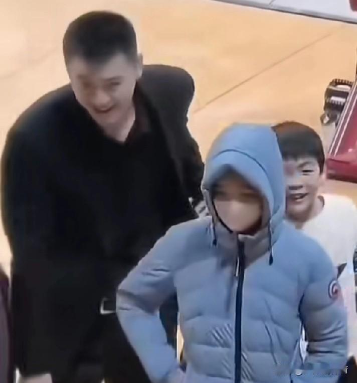 教练在替补席吼到嗓音嘶哑。镜头一转，切向家属席——他5岁的儿子，正攥紧小拳头模