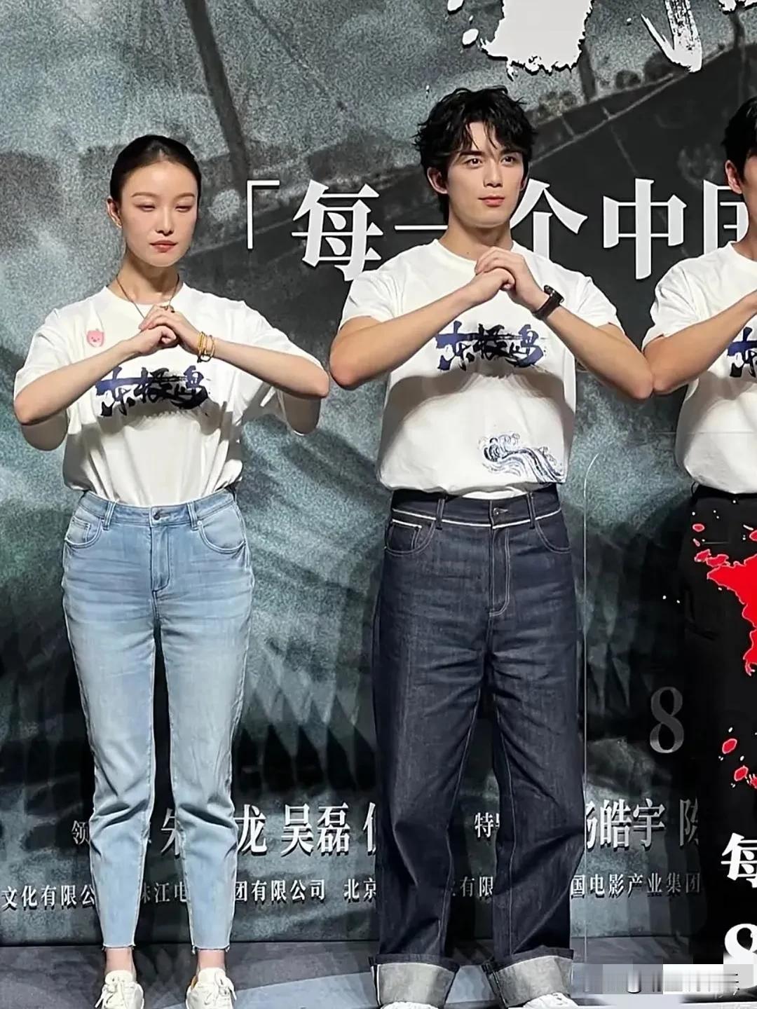 估计倪妮以后打死也不会穿这类型的裤子了吧？不仅显得她腿短，而且看起来像严重的假