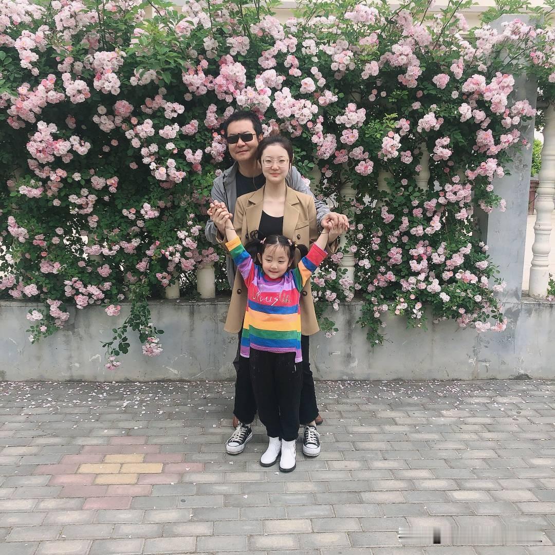 我和老婆也是一个大院长大的，我比她大五岁，小的时候没有说过话，彼此既熟悉陌生。