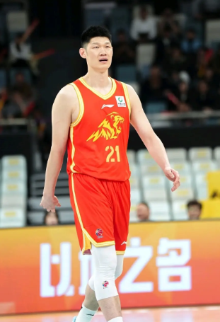 胡金秋打五号位真的是千疮百孔。越是国际赛场，他的进攻属性会降低，防守漏洞会放大。