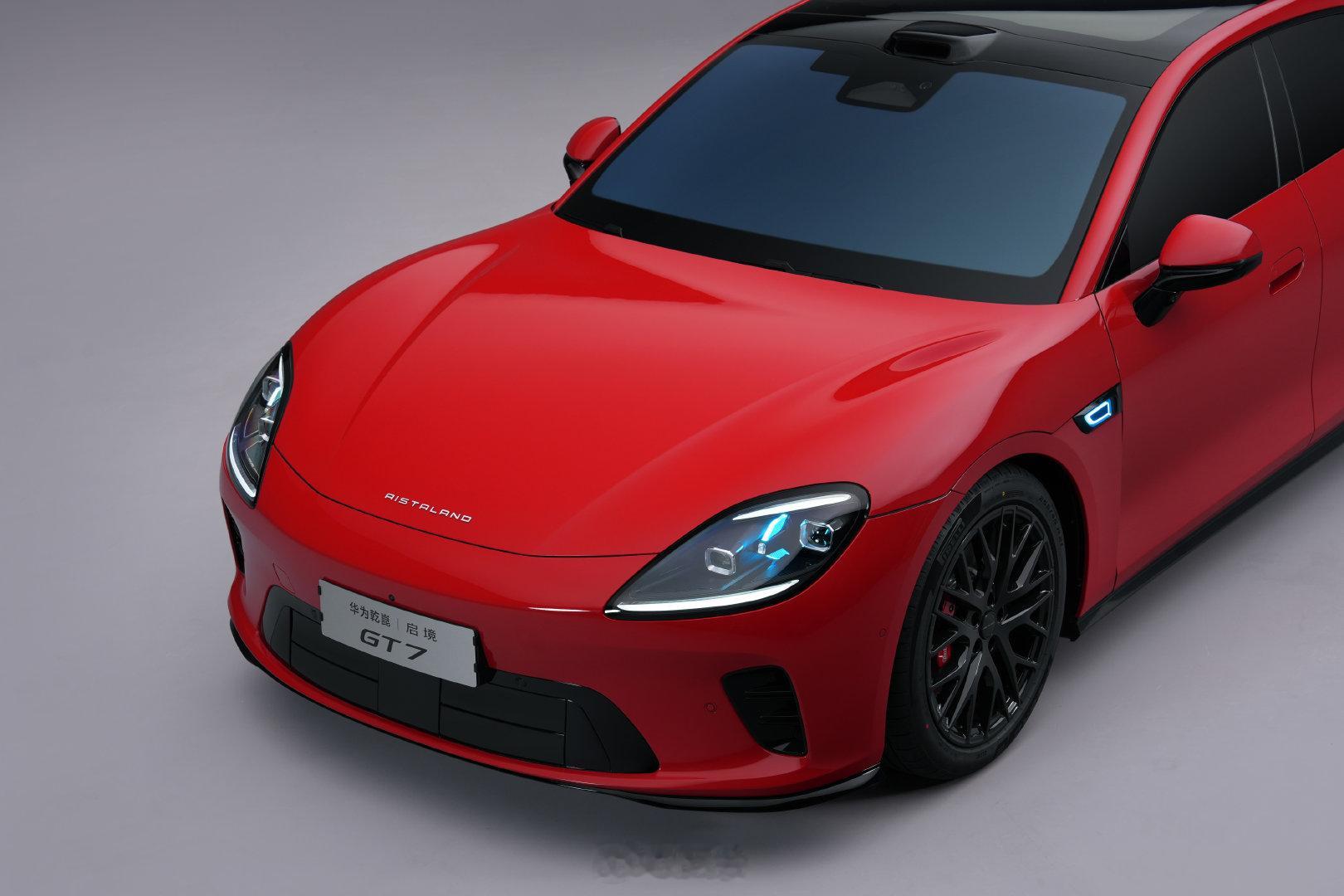 今晚首秀的启境GT7，集合了两大核心优势：广汽深厚的制造功底+华为乾崑赋能的王牌