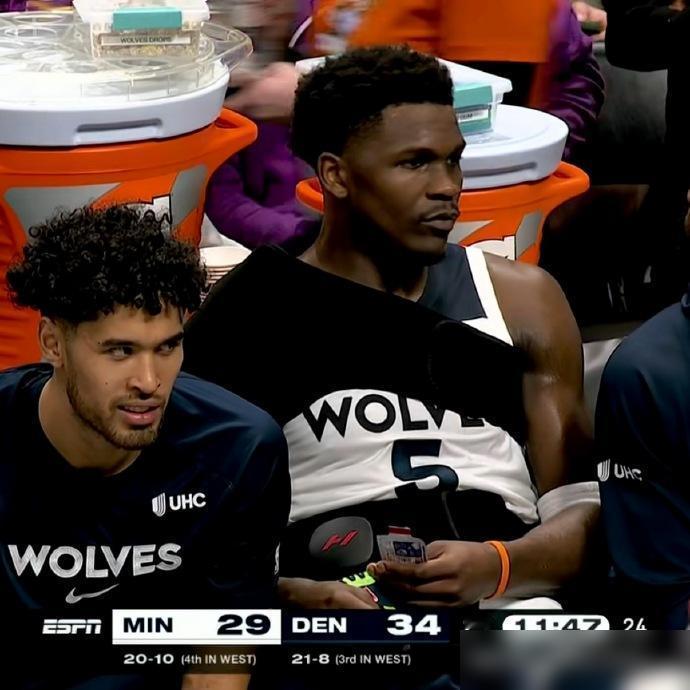 离谱！爱德华兹又受伤了！圣诞大战，浓眉伤退、里夫斯伤退、爱德华兹肩膀受伤，虽然还