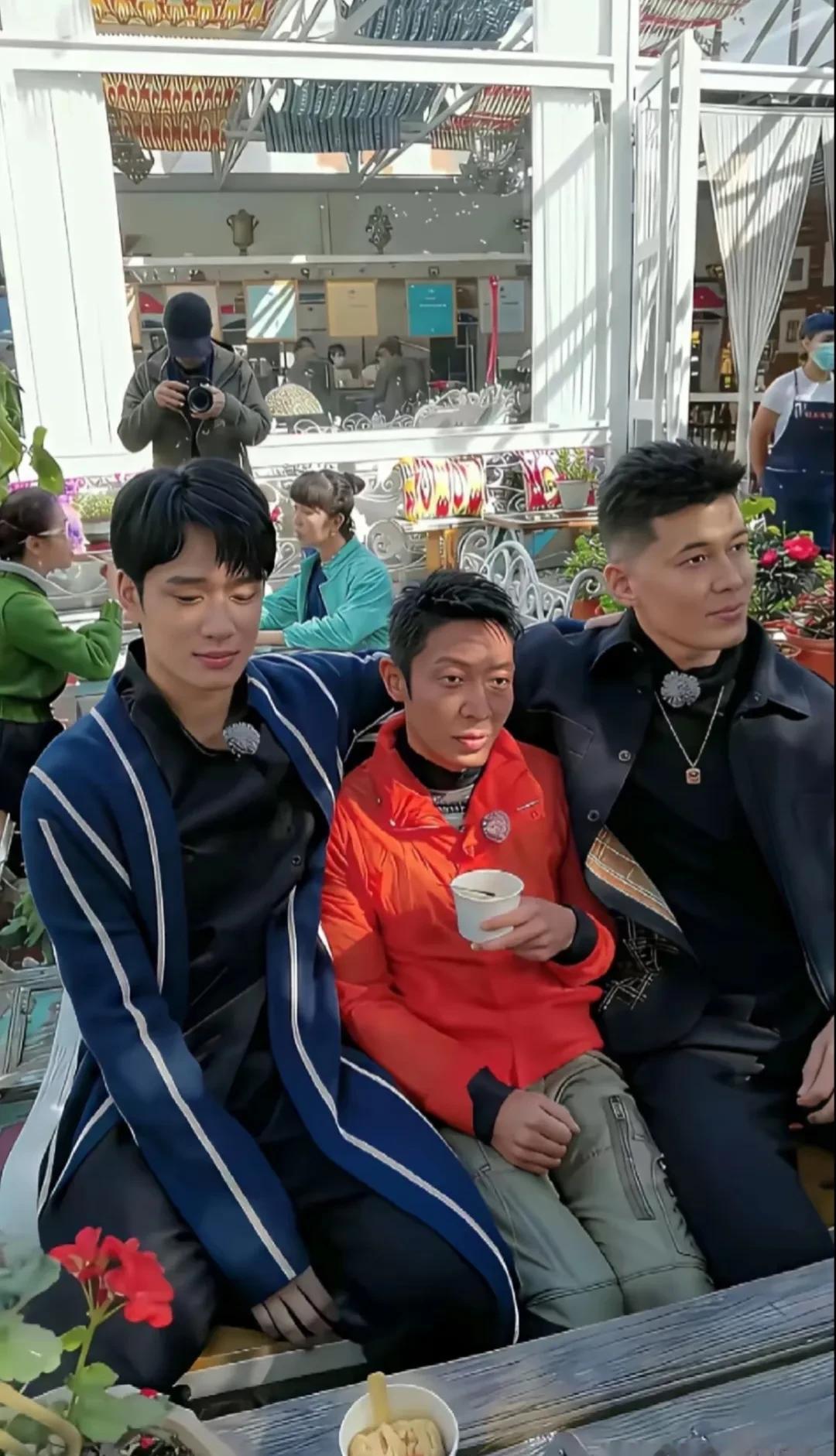 一张合照，把撒贝宁拍成了“老年公寓优秀志愿者”。评论区笑疯了。有意思的是