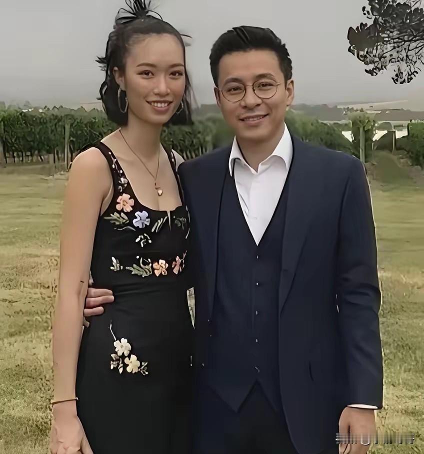 刚刚查了一下霍启仁的泰国媳妇南风不查不知道，一查真佩服这位新娘完全不是传