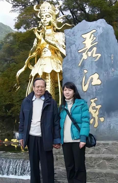 86岁老人带着自己的二婚妻子，一起游山玩水，就像当初和杜致礼一起周游世界一样。