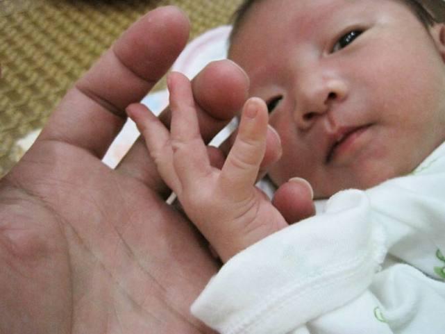 头胎女翻男, 生下6.6斤小王子, 婆婆抱着孩子连说对不起!