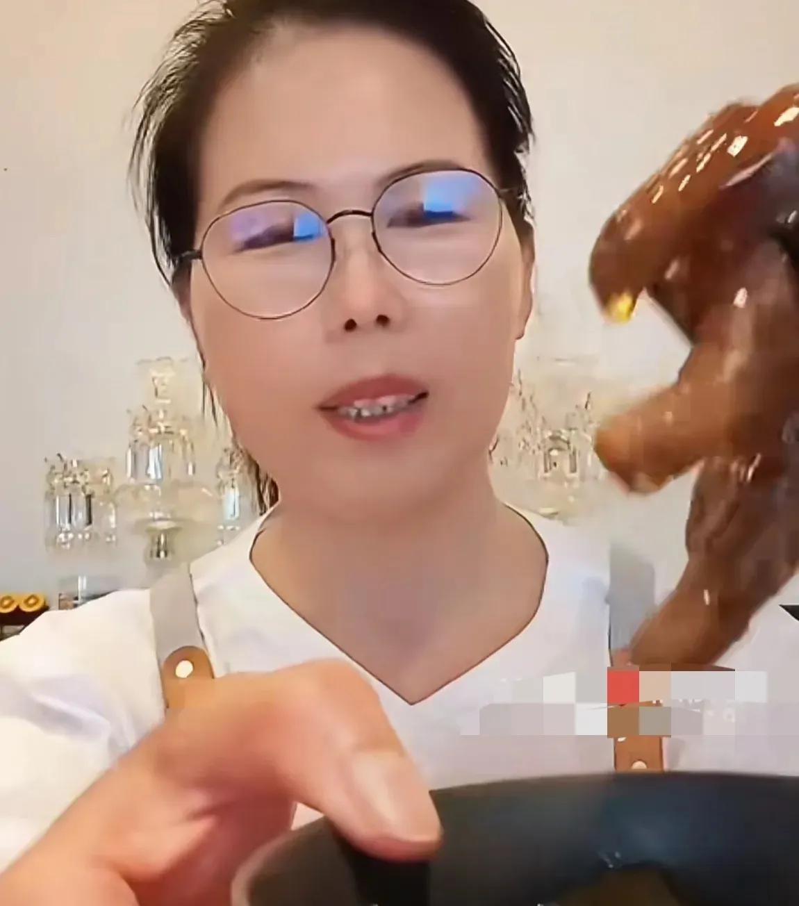 小杨阿姨直播时候开心的表示：今天有口福了啊！小梅的妈妈今天带过来好多美食，红烧鸡