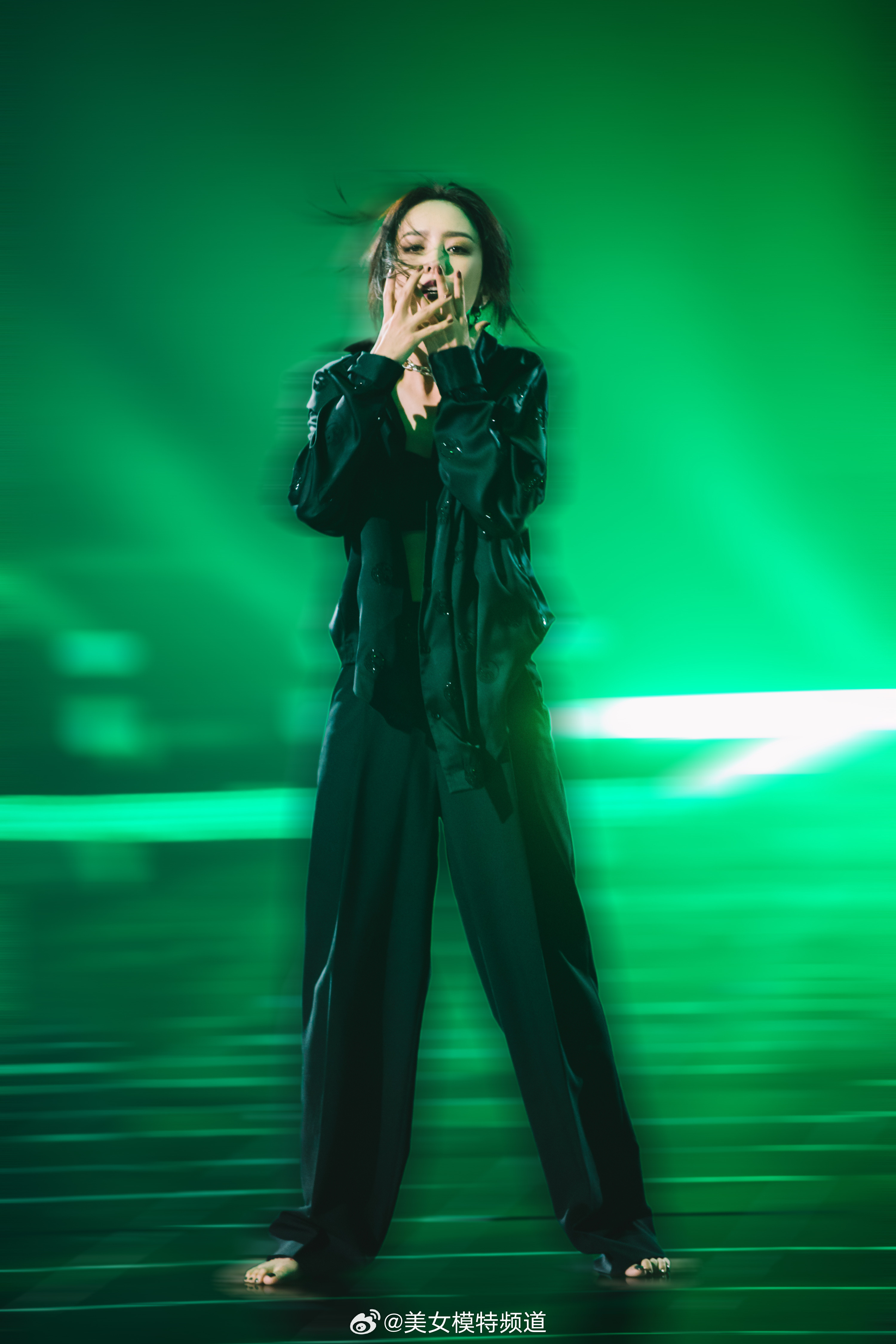 佟丽娅黑色舞衣炫酷舞台格调