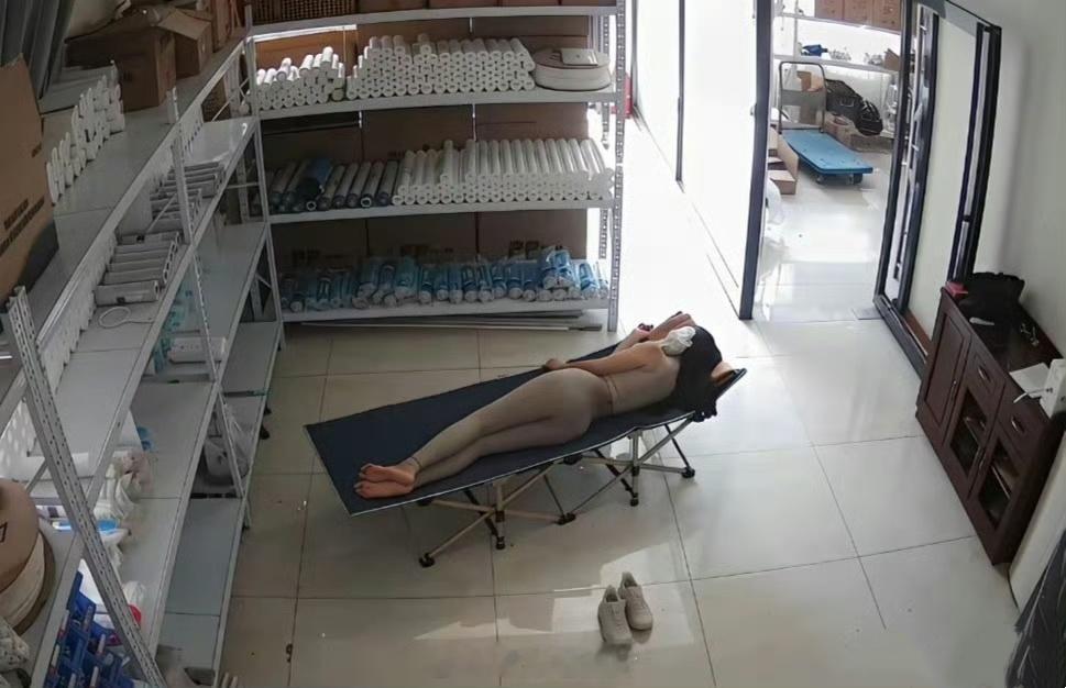 深圳某电子厂，这样午休不尴尬吗？