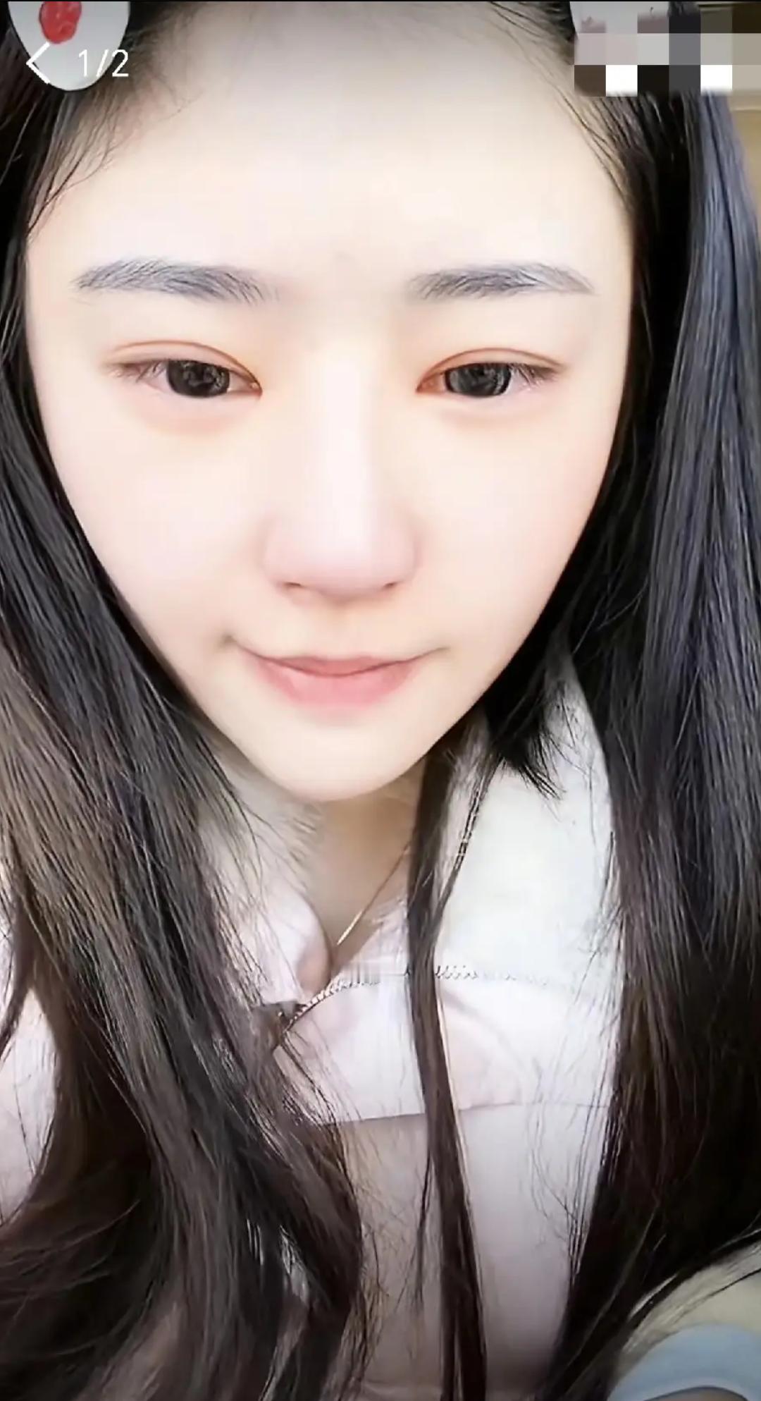 有时成年人的崩溃也是那么一瞬间，哭下也挺好的，黄一鸣在直播间，播着播着时，就流下