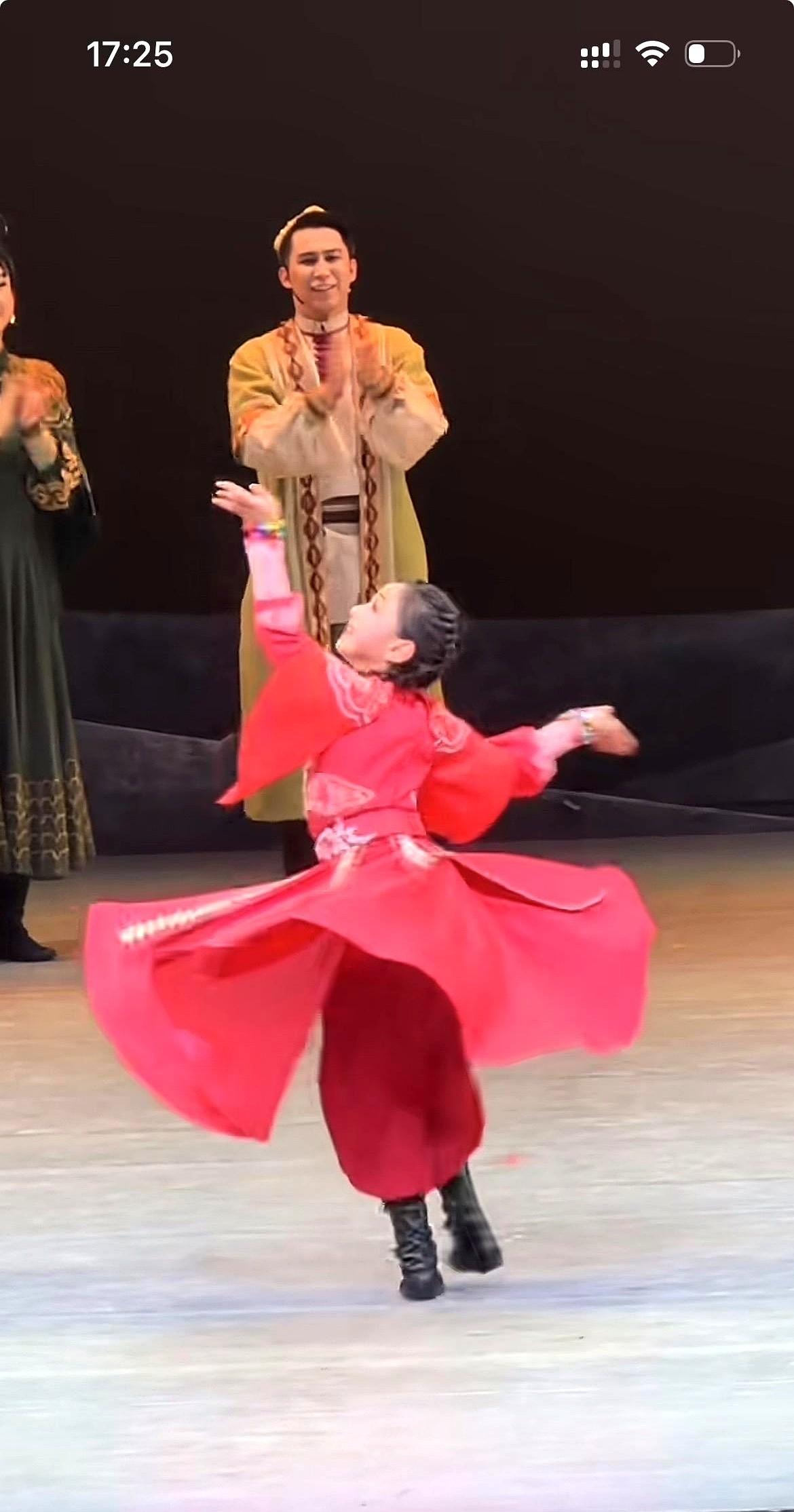 都说丫丫忙事业，我看她是忙着给干女儿铺路！佟丽娅对董璇女儿小酒窝，那真是掏心