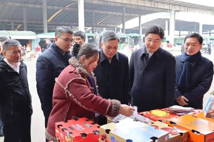 省长刘捷检查节日市场保供和春运组织保障工作