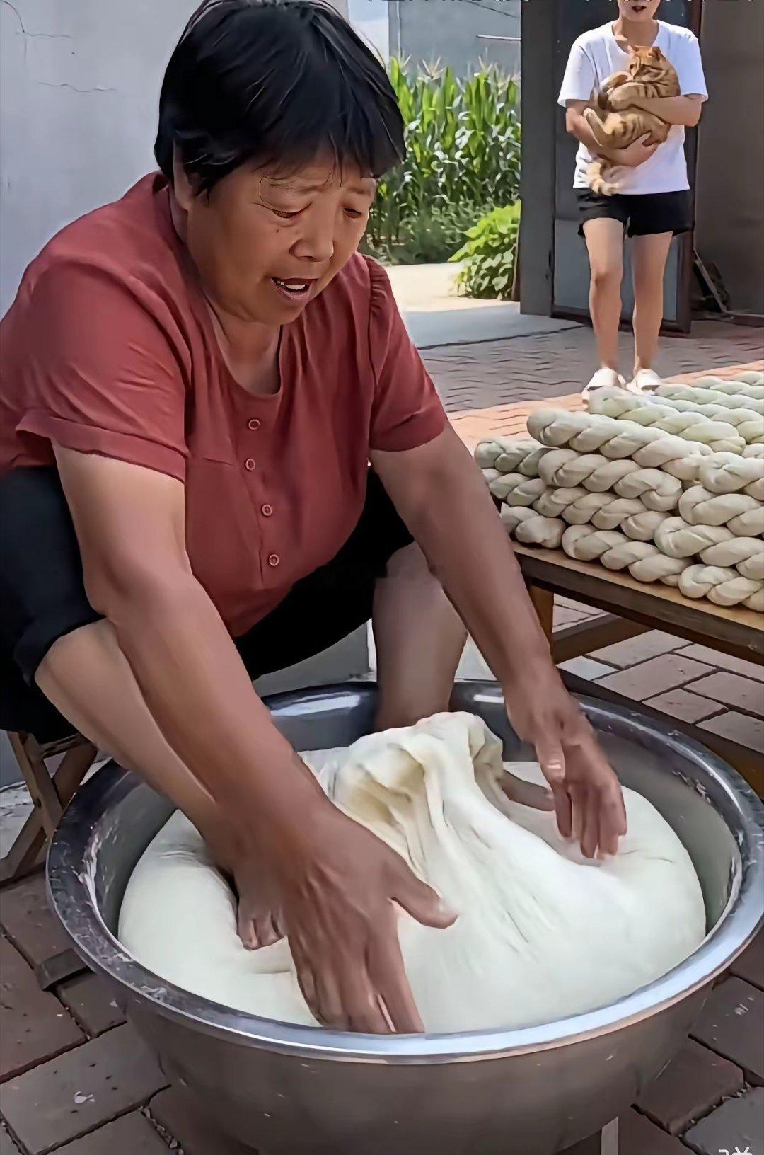 大妈在网上跟印度阿三学的美食制作打算在当地出摊，不知道销售情况咋样？