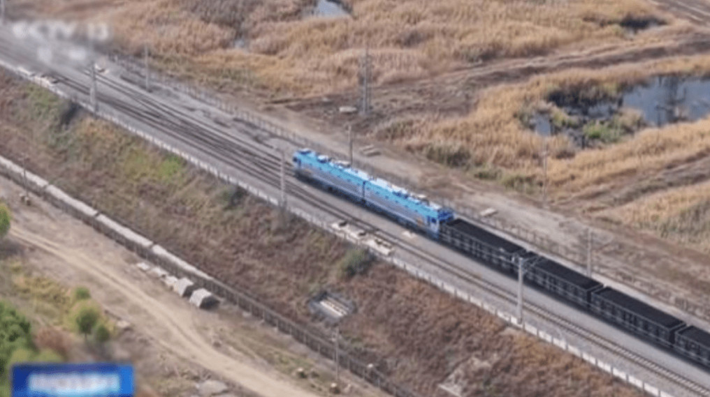 包神铁路测试太强了，7个独立的货运列车无线连接变成35000吨的车队，铁路货运能