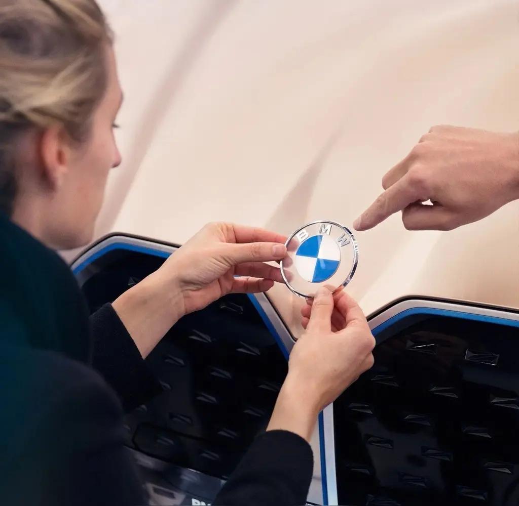 宝马28年首换标！下月全系启用新Logo，电动化信号藏不住宝马官宣下月起全