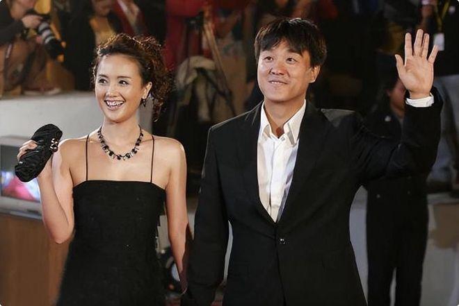 1997年，何冰遇到了多年未见的女同学李海洋，女同学说：“我都29了，嫁不出去了