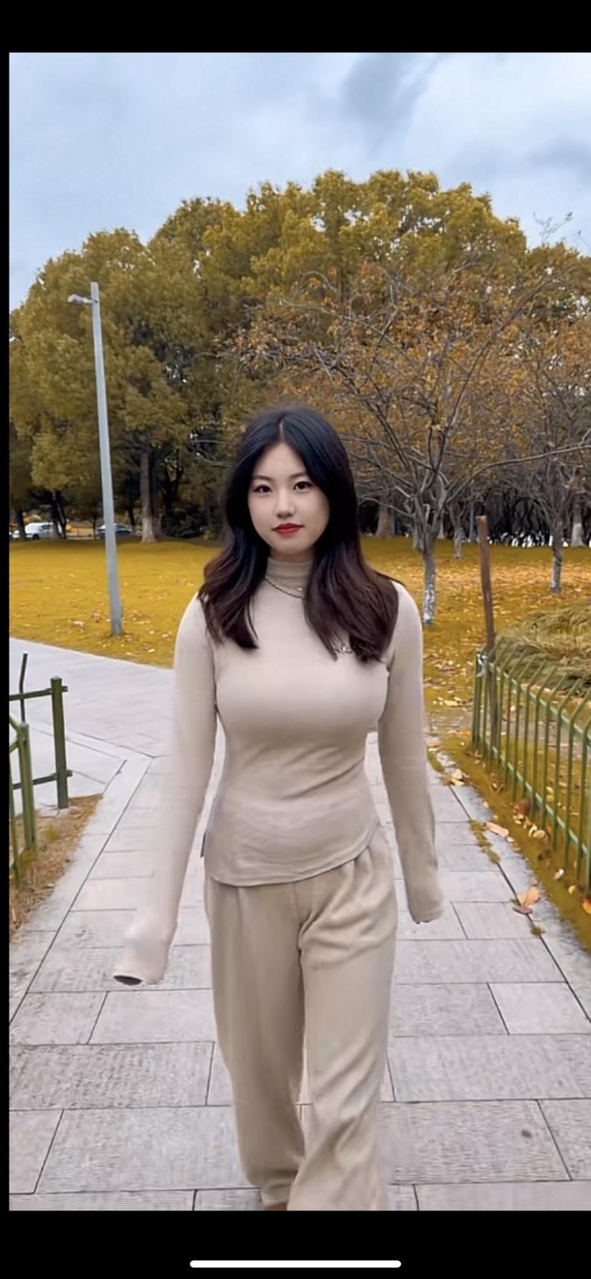 秋日漫步，温暖米色穿搭，自在悠然。