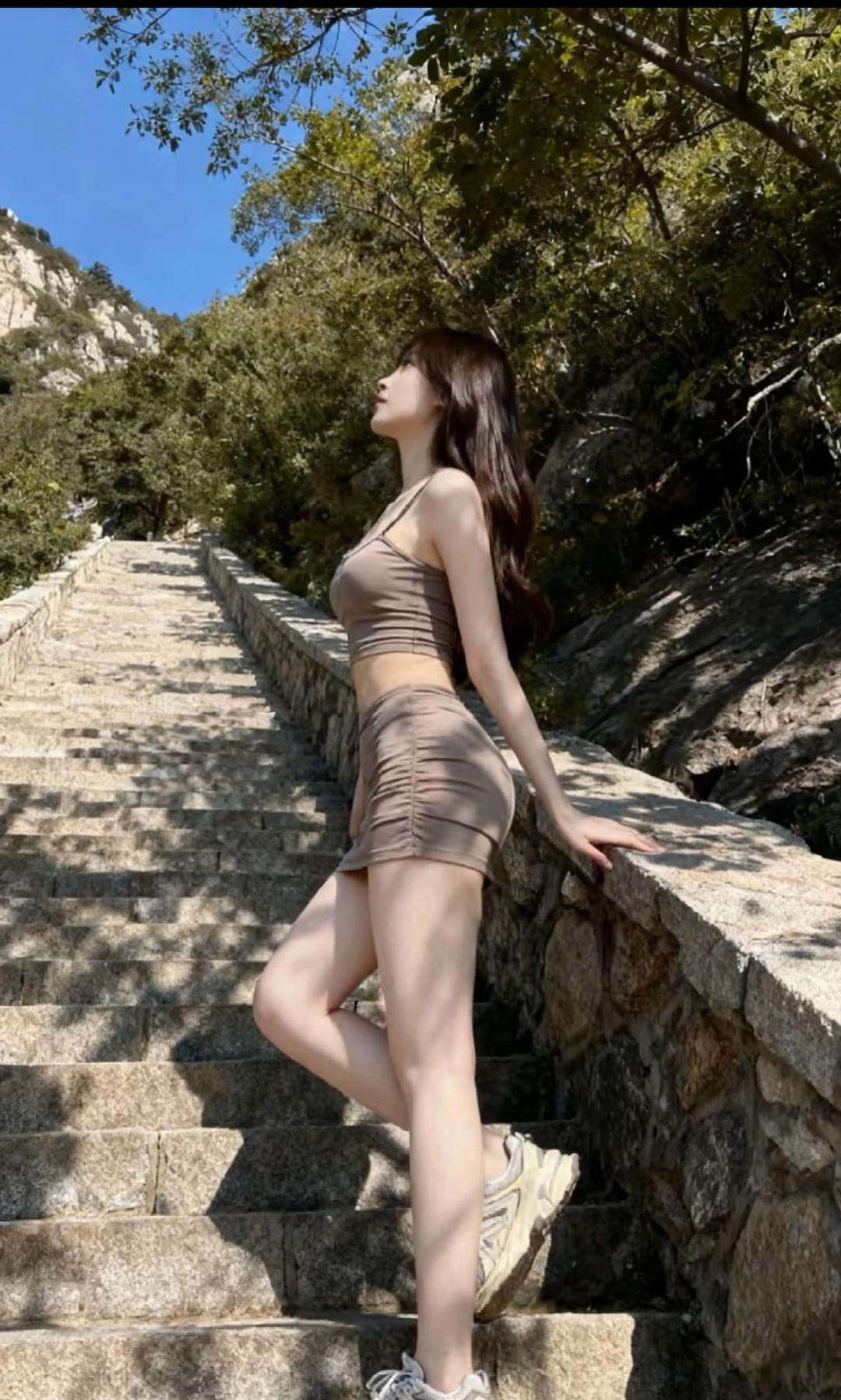 夏日漫步，石阶上的优雅时光