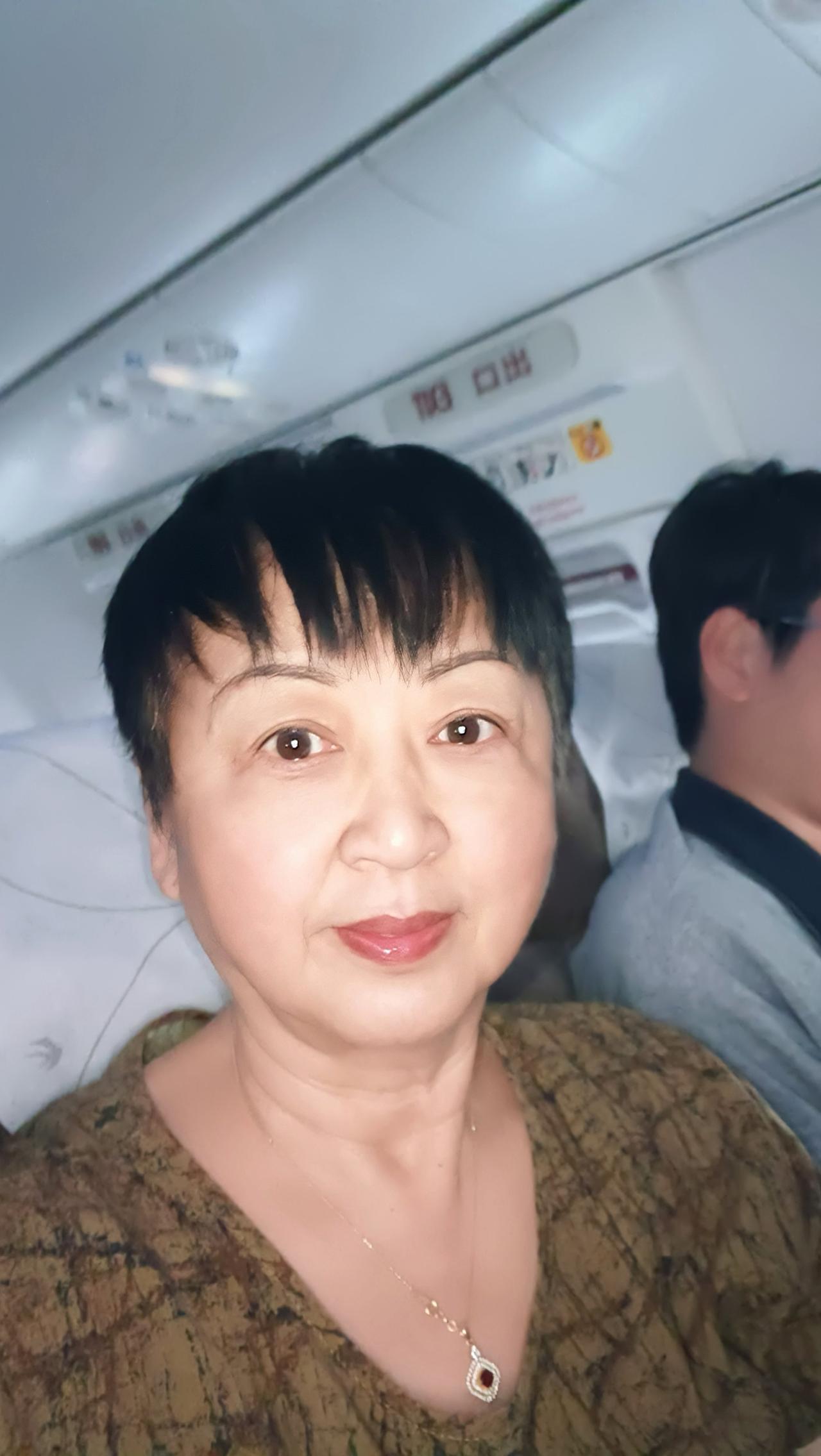 我被飞机座椅“封印”了三小时本以为三小时的航班能盖着小被子瘫着，舒舒服服往后一