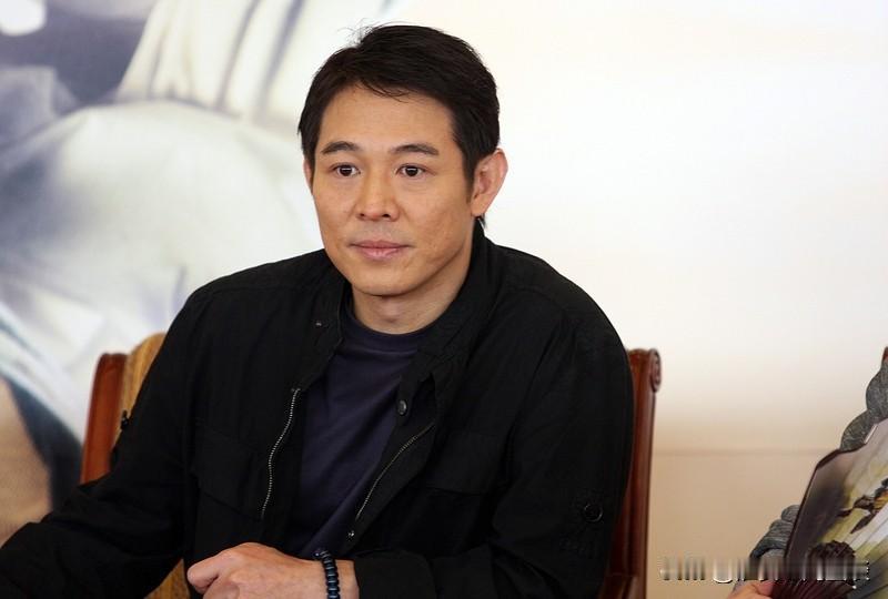 向太爆料李连杰把收入全上缴妻子这事挺有意思。1987年月薪几千港币的李连杰就敢承