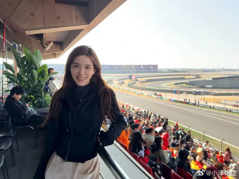 LPL官方解说Rita分享照片：喵🐱Rookie担任一日店长Rookie店长英