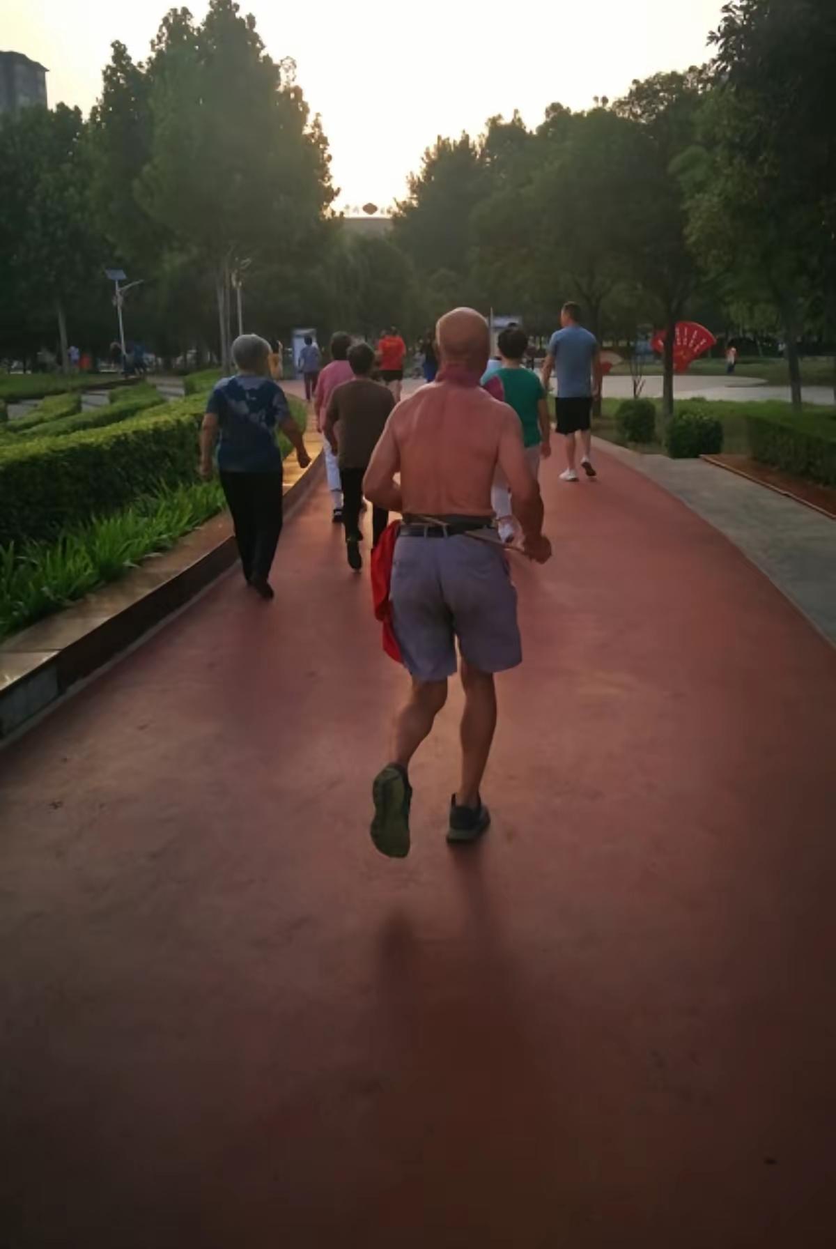 不知道大家有没有发现一个很真实的现象：很多男人七八十岁以后，都会慢慢变瘦。明明胃