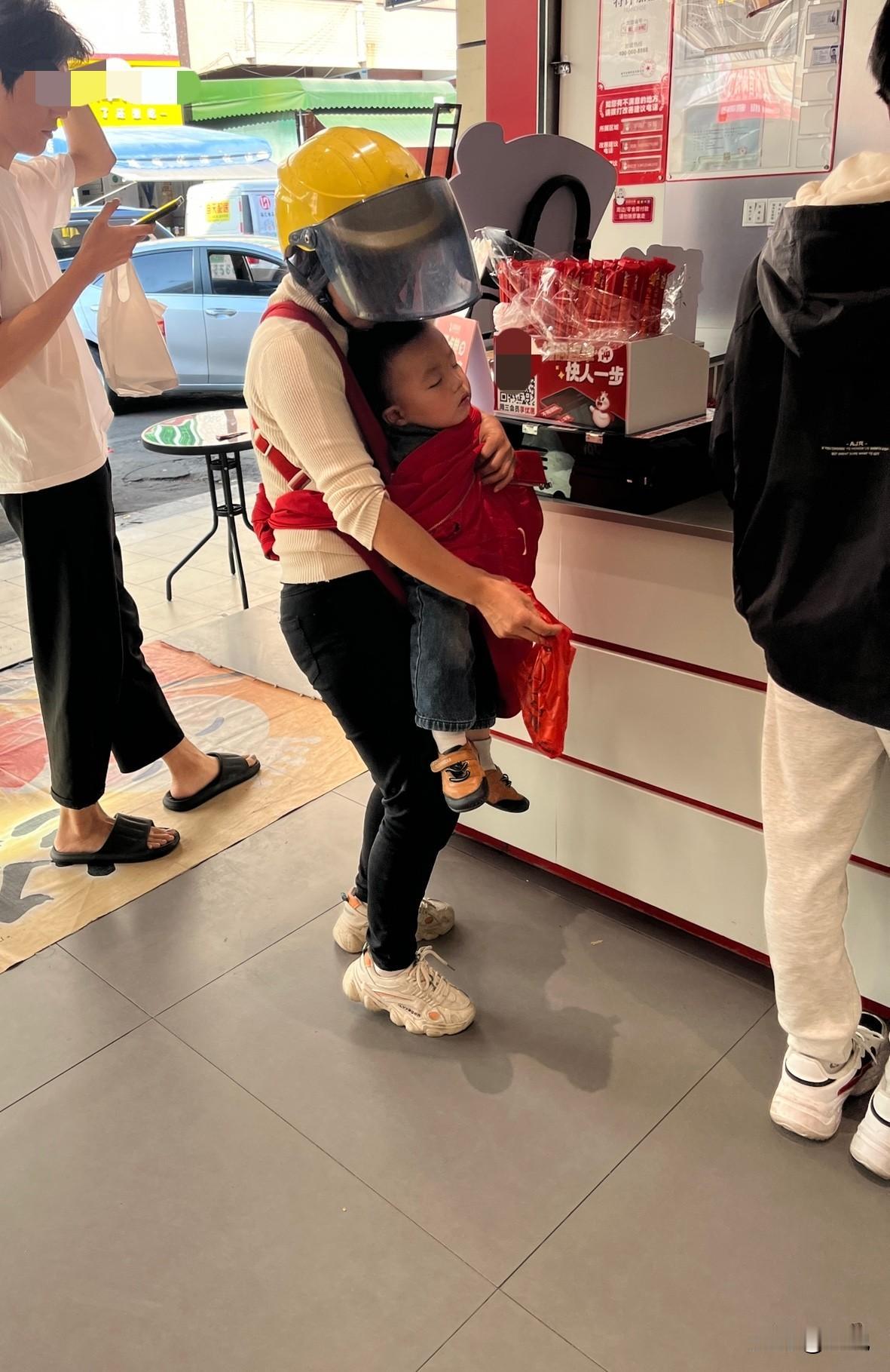 店员啊，你手脚能不能快一点？这位宝妈快撑不下去了。昨天路过一家奶茶店，