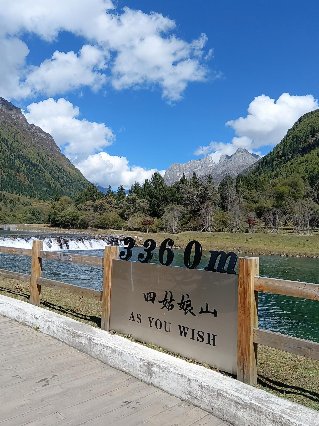 一人一车自驾去四姑娘山这决定太明智了！从成都开160公里国道，山路蜿蜒曲折，过弯