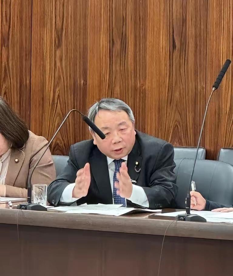 3月4日，日本参议员石平发文称：今天出席了参议院会议。一位证人，前外务省副大臣田