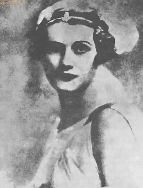 1942年，美女间谍去窃取情报，却没想到被保安发现，情急之下，她立刻脱光了自己的