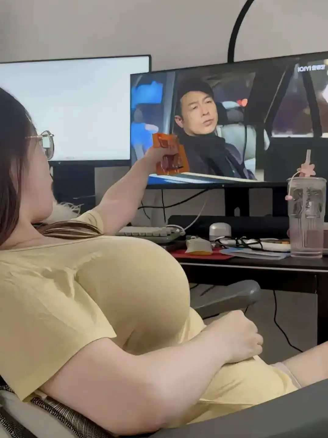 请阿强吃零食，不知道他想不想吃
