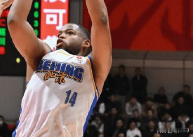 单看这两场，斯佩的引进对于首钢来说是很大的补充，和周琦很搭。可能他就是周琦采访时