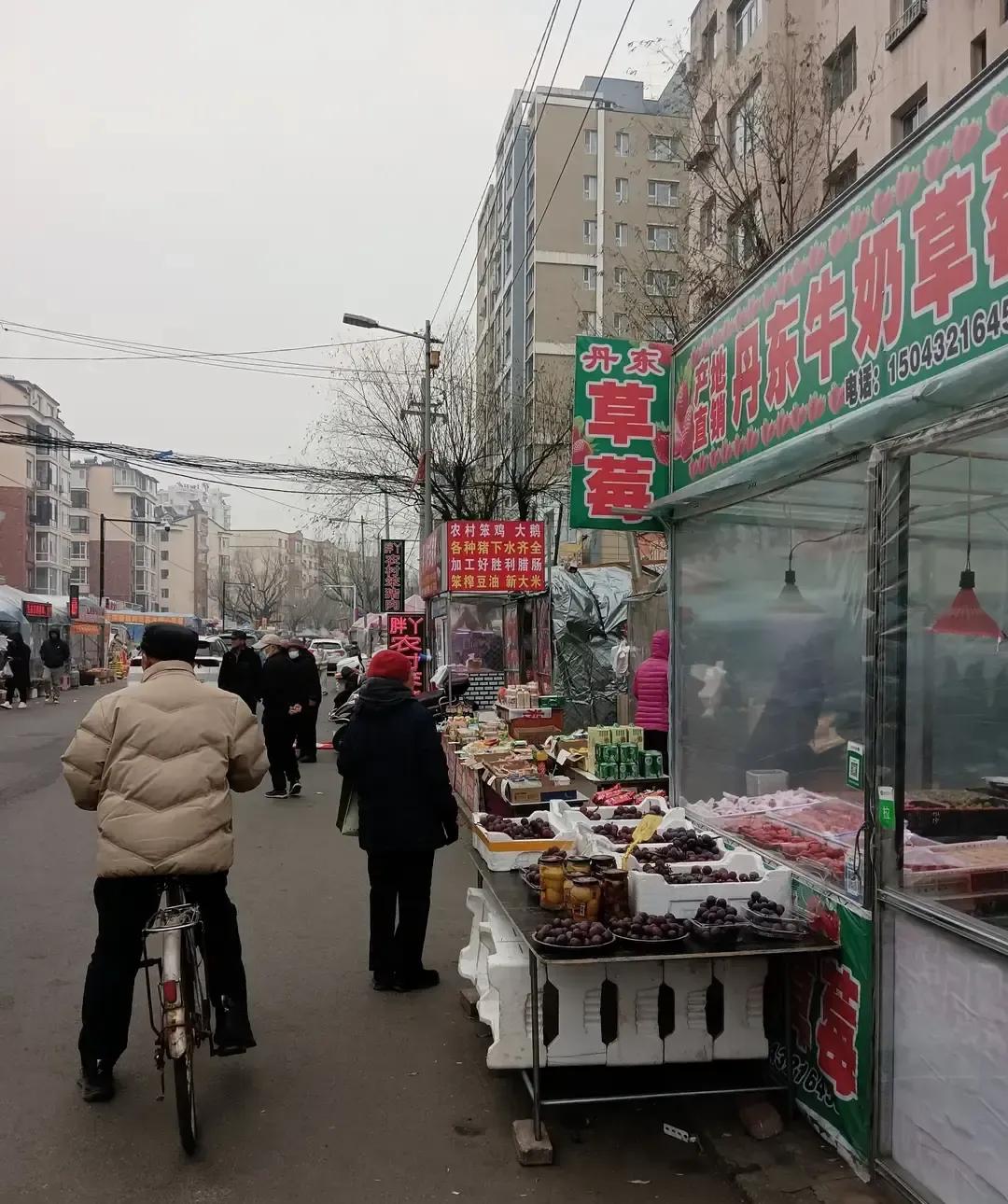 吉林今天零下十度，一位老哥拎着两斤猪肥膘和一袋酸菜回家，说要复刻老妈的油滋了酸菜