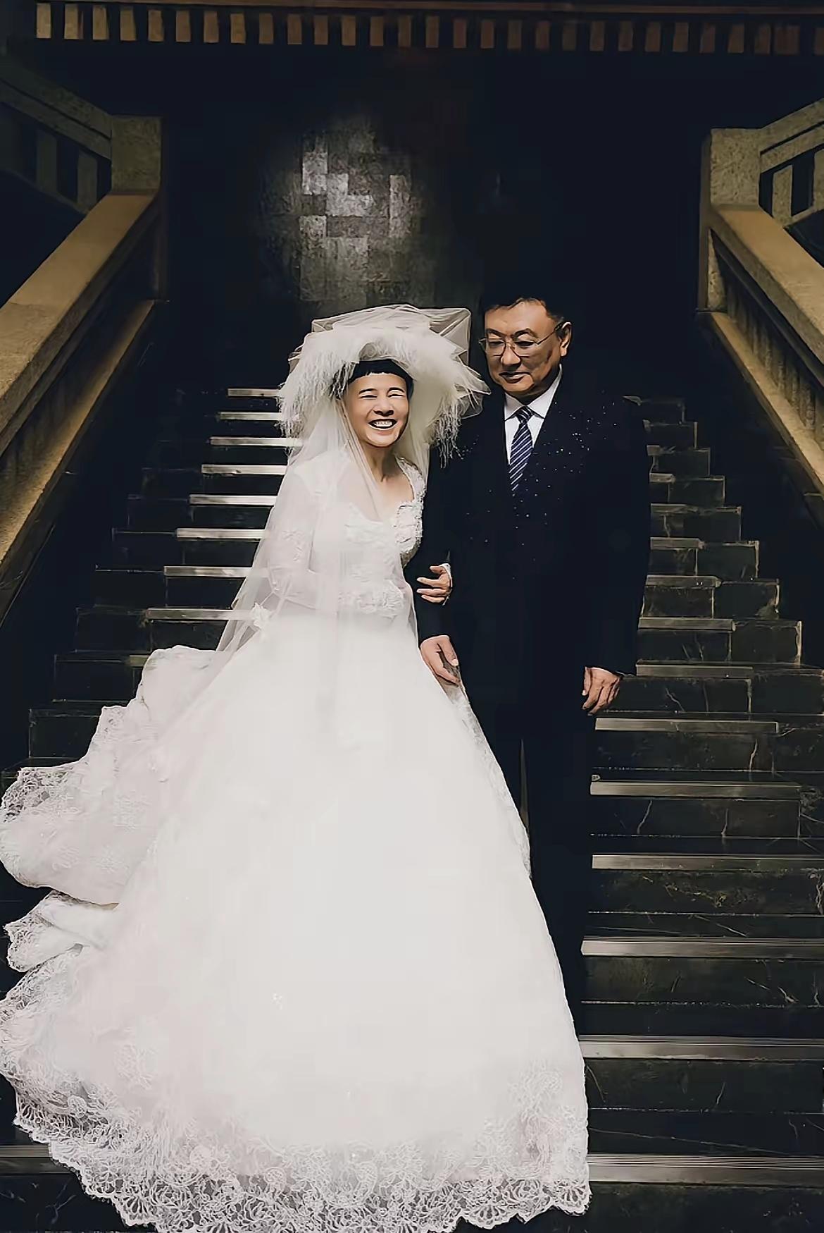 王宁真的好贴心哦，金龟子都60岁了，女方想要拍摄婚纱照，男方也是耐心的配合着。很