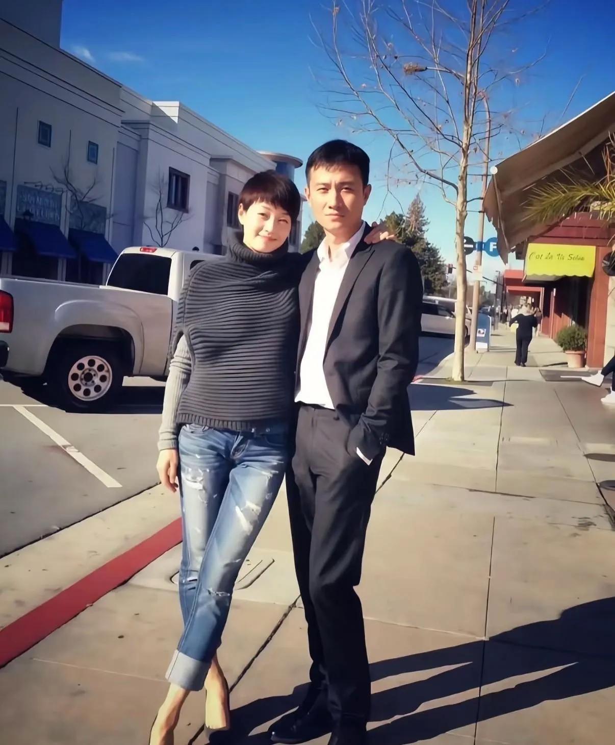 偶然间看到马伊琍早年与文章在加州的合照，那时女方37岁、男方29岁，看上去十分般