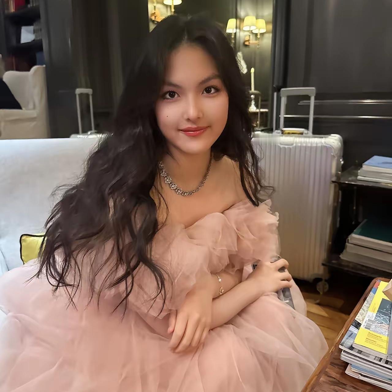 这就是真名媛吧，不上综艺，不卖艺，游走于各大高端局，不是巴黎时装周，就是米兰