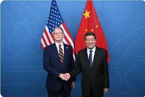 美财长公开“认账”，中国300万吨大豆背后，是美国的死局美财长贝森特突然高