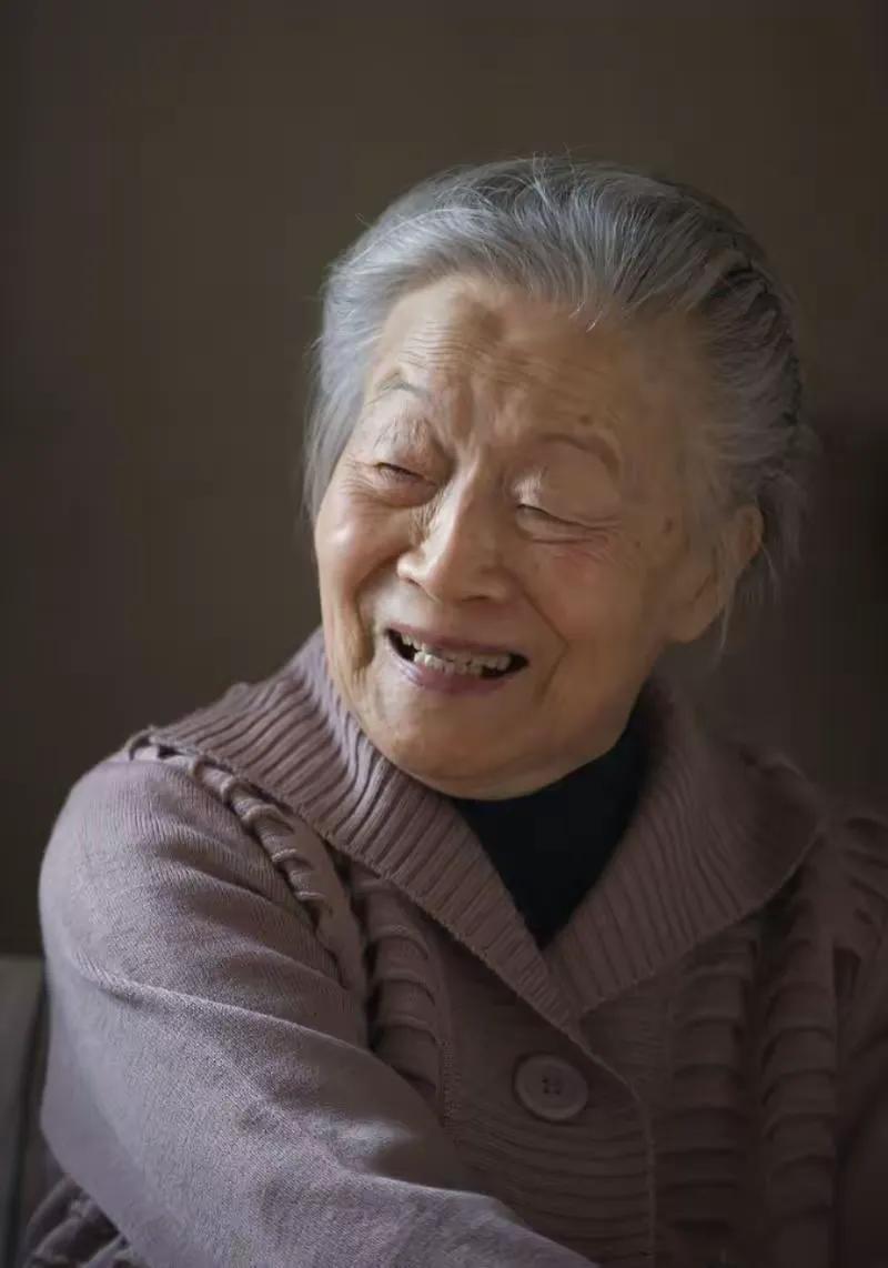 杨绛先生谈夫妻吵架的看法，可谓是一针见血，她说：“夫妻吵架，如果是男人先低头，那