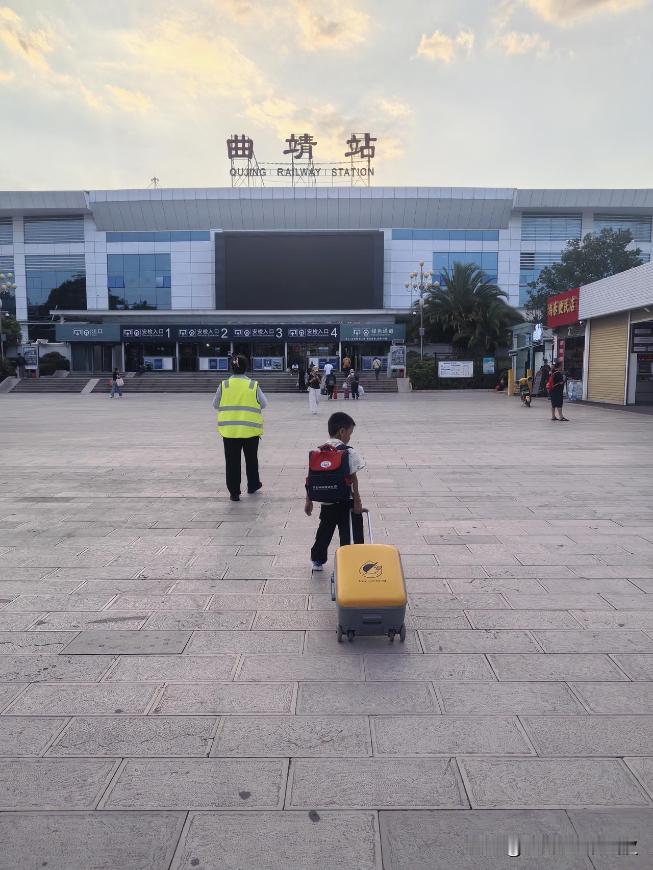 马上坐车回武汉了。刚才进曲靖火车站，过了两次安检。第一次是所有人都要经过