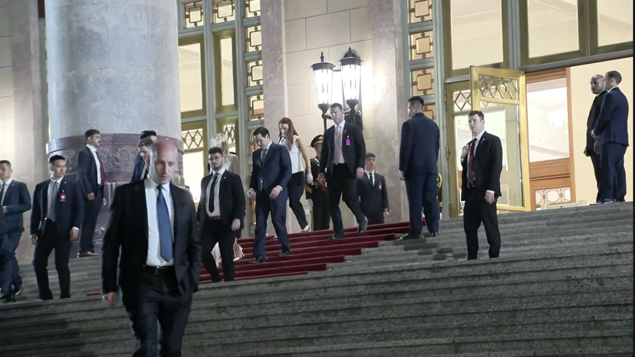 美国代表团离开人民大会堂的场景。
